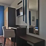 La Pietra Family בית הארחה 3*